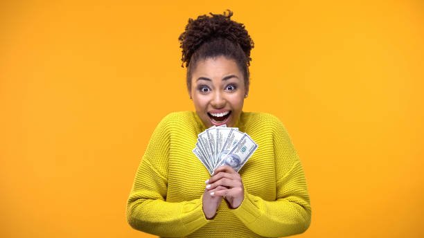 How To Make Money As An Attractive Lady (10 Best Ways)